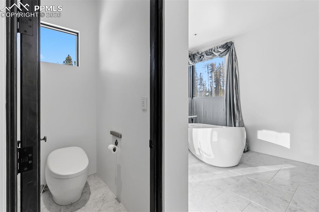 Image 18 of 50: Bathroom