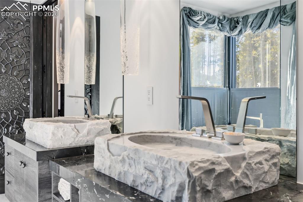 Image 19 of 50: Bathroom