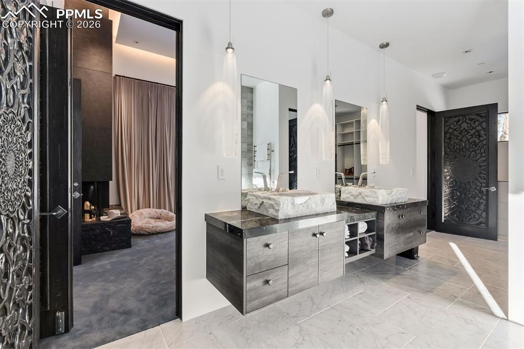 Image 21 of 50: Bathroom