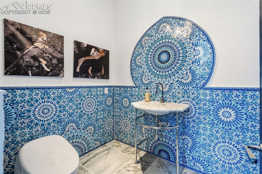 Image 24 of 50: Bathroom