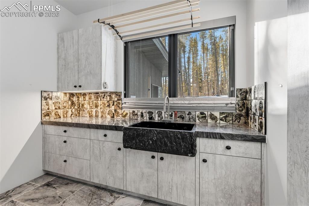 Image 27 of 50: Kitchen