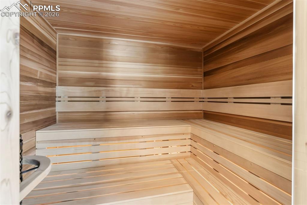 Image 31 of 50: Sauna