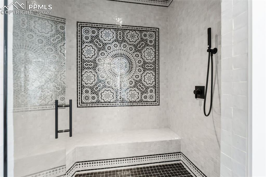 Image 32 of 50: Bathroom