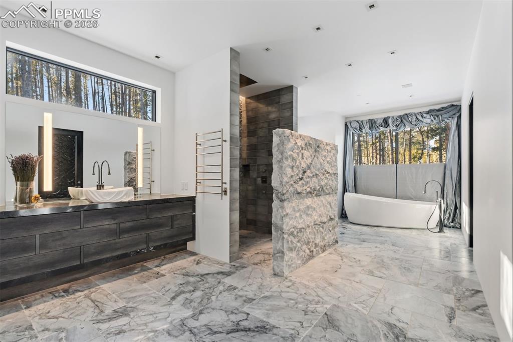 Image 36 of 50: Bathroom