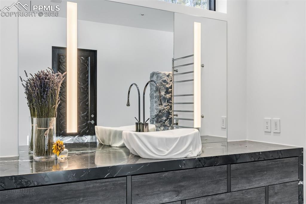 Image 37 of 50: Bathroom