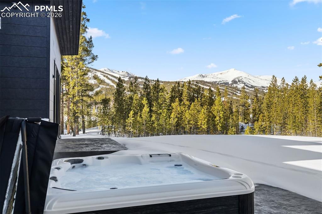 Image 46 of 50: Yard