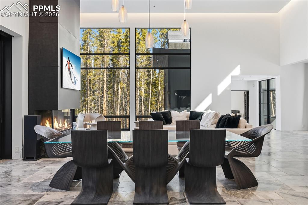 Image 7 of 50: Dining Area