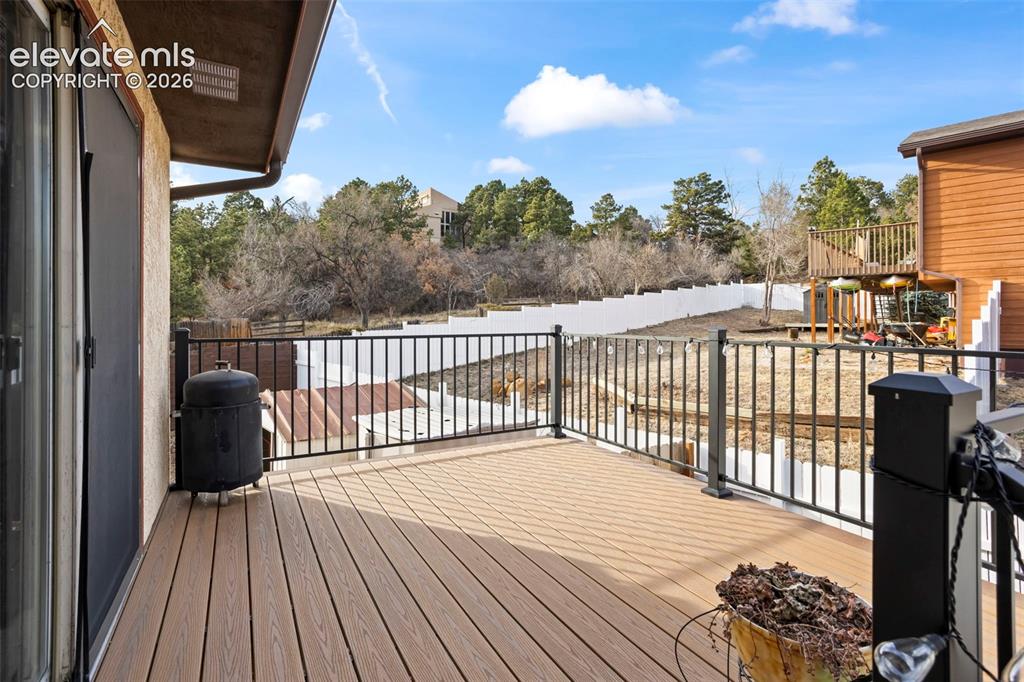 Image 14 of 17: Deck