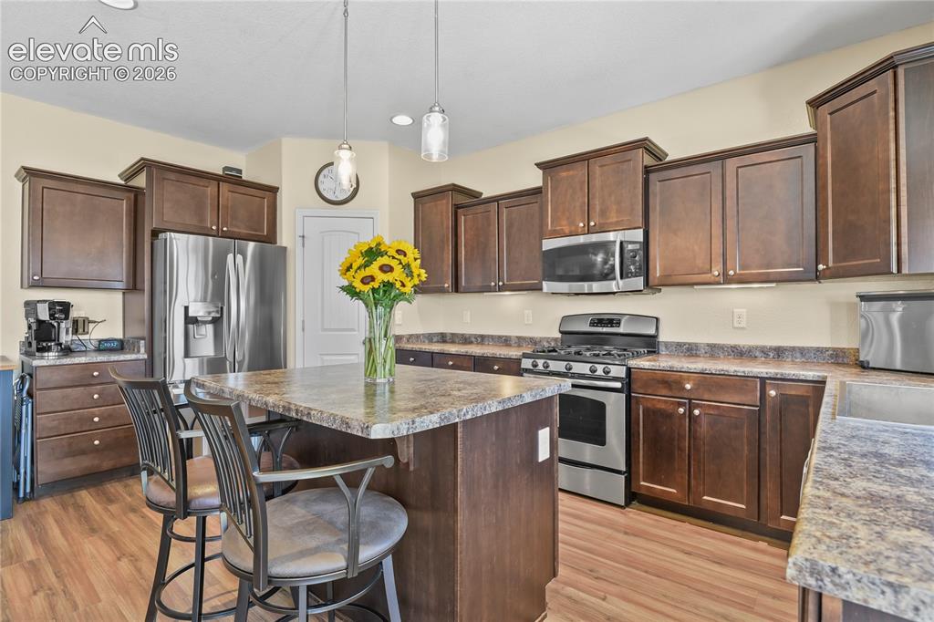 Image 15 of 39: Kitchen