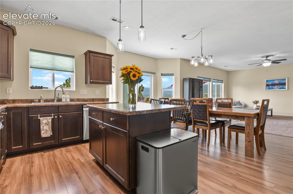 Image 16 of 39: Kitchen