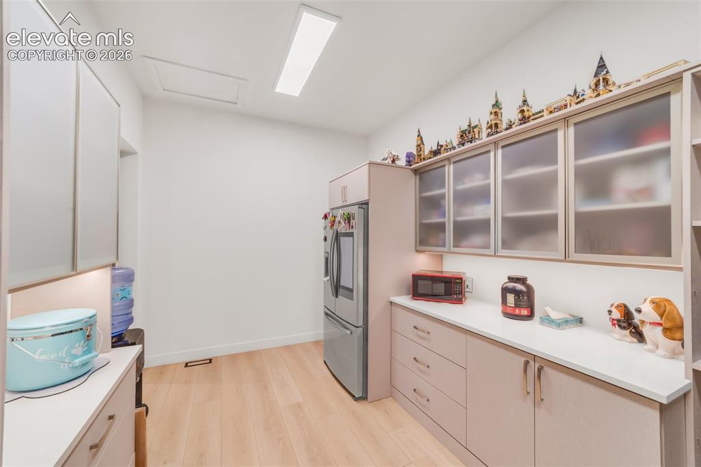 Image 19 of 50: Kitchen