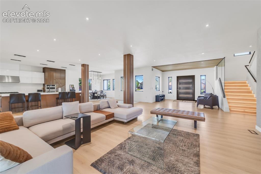 Image 8 of 50: Living Room