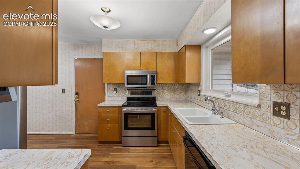 Image 10 of 36: Kitchen