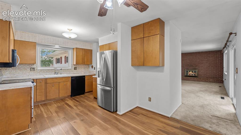 Image 13 of 36: Kitchen