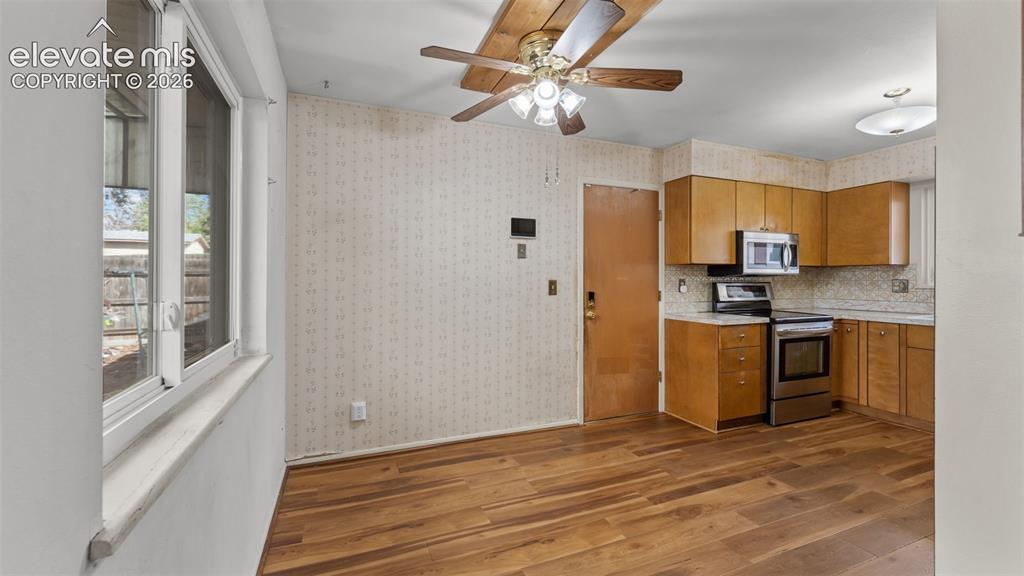Image 6 of 36: Eat in kitchen.  Check out the vinyl windows