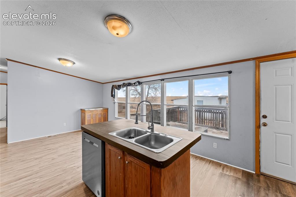 Image 11 of 32: Kitchen
