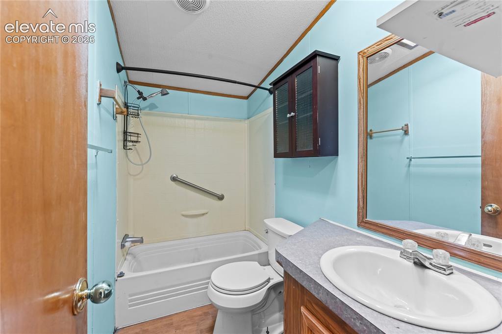 Image 13 of 32: Bathroom