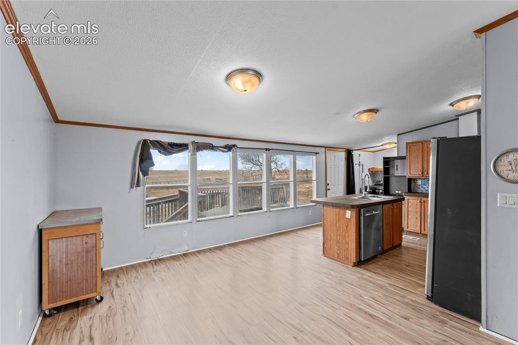 Image 8 of 32: Kitchen