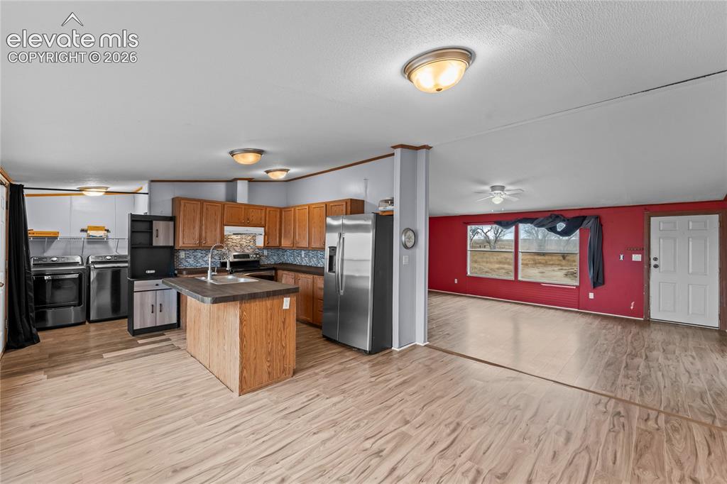 Image 9 of 32: Kitchen