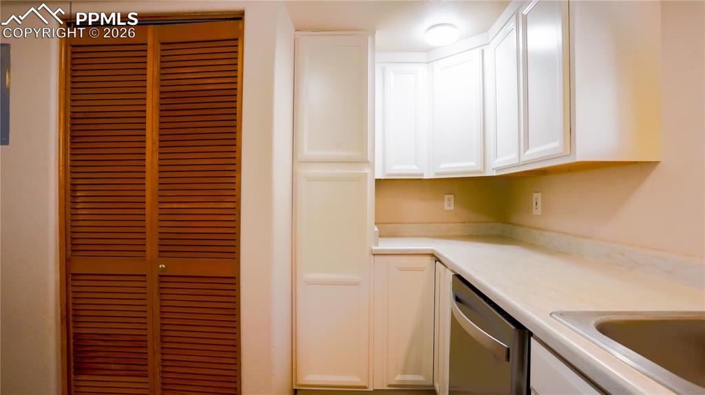 Image 10 of 25: Kitchen