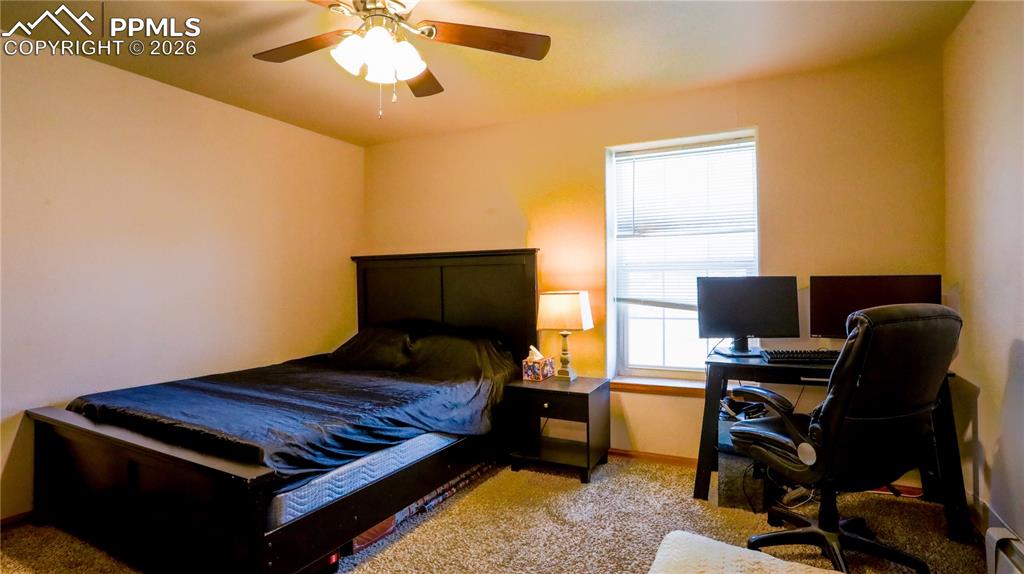 Image 17 of 25: Bedroom