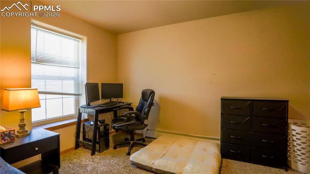 Image 18 of 25: Office