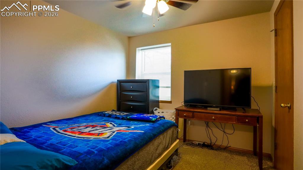 Image 19 of 25: Bedroom