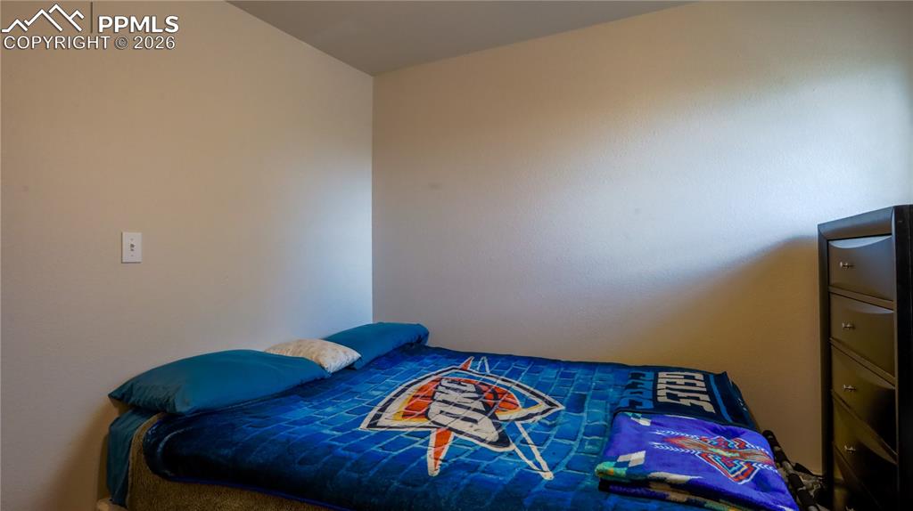 Image 20 of 25: Bedroom