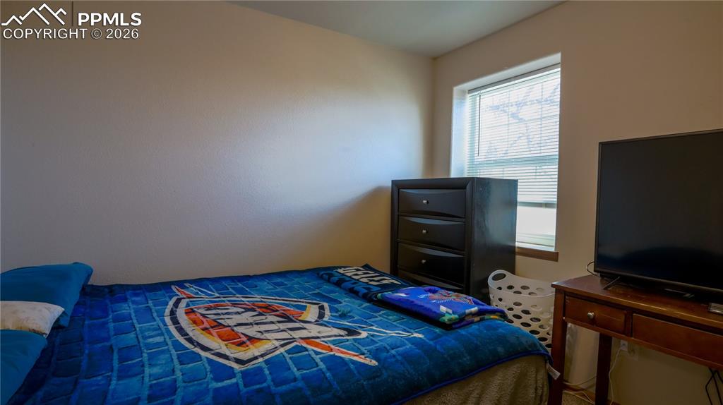 Image 21 of 25: Bedroom