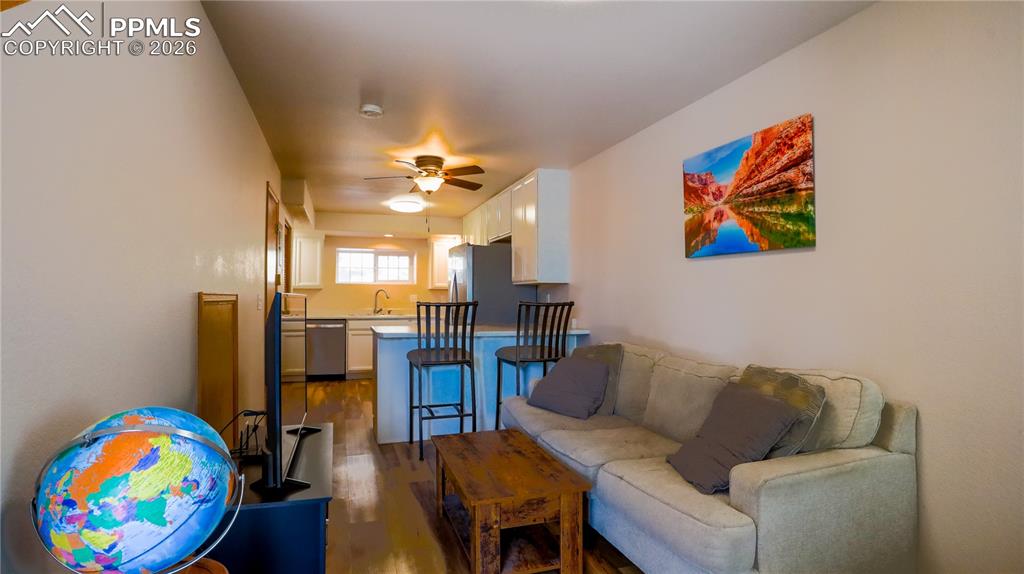 Image 7 of 25: Living Room