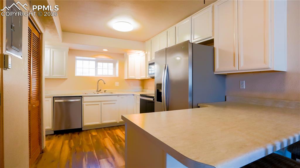 Image 8 of 25: Kitchen