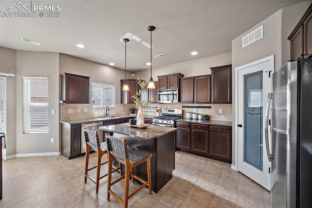 Image 16 of 50: Kitchen