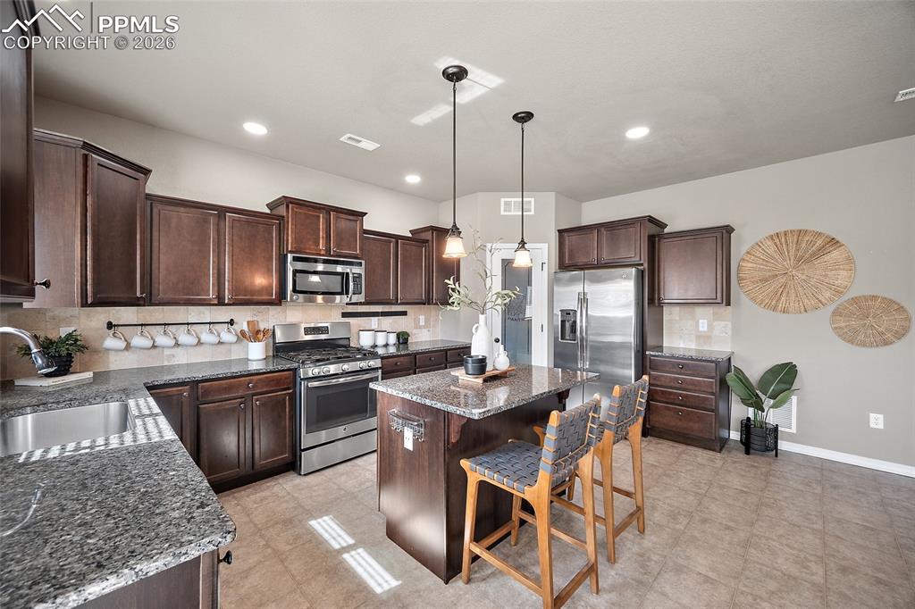 Image 17 of 50: Kitchen