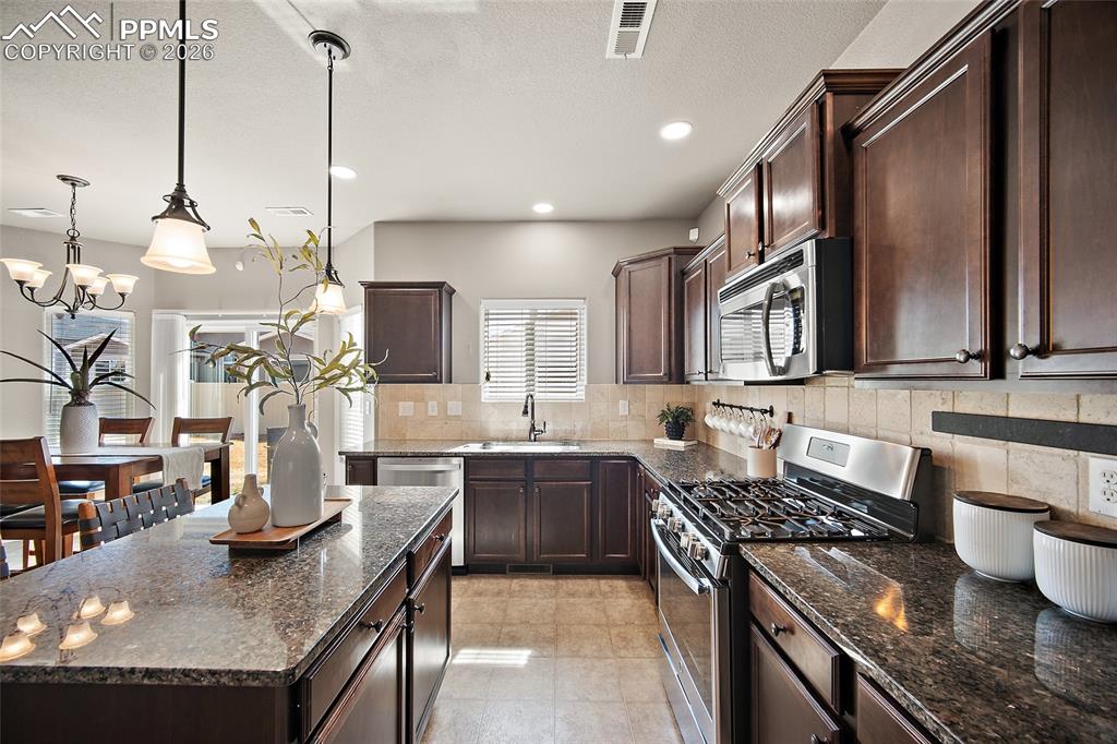 Image 19 of 50: Kitchen