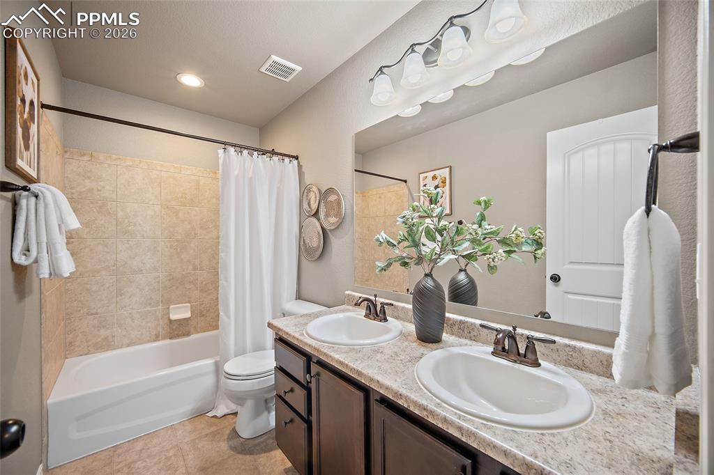 Image 33 of 50: Bathroom