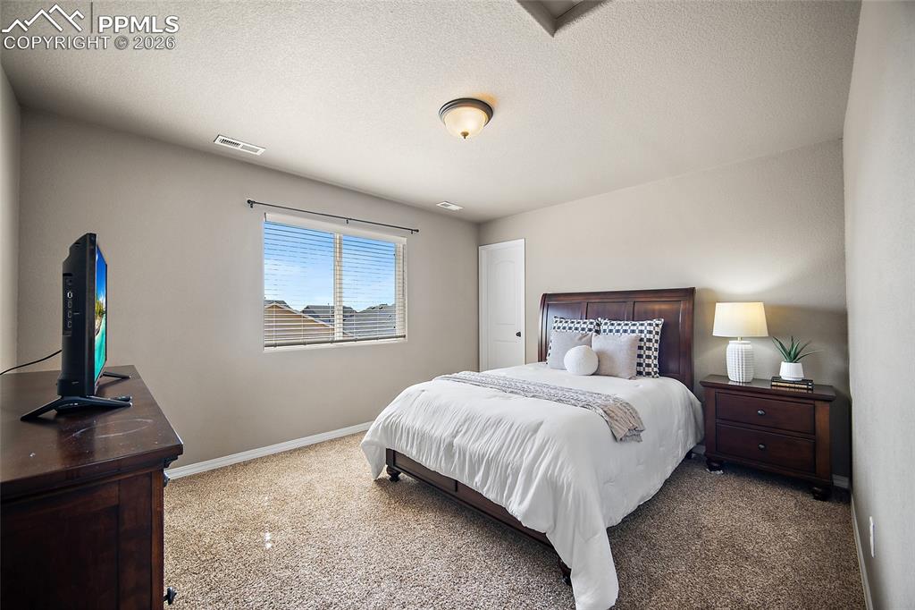 Image 34 of 50: Bedroom