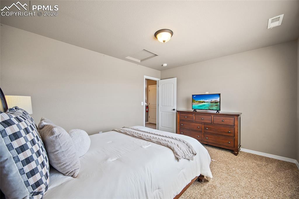 Image 35 of 50: Bedroom