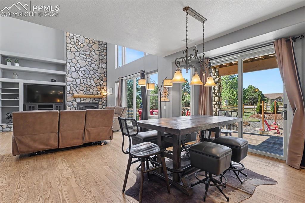 Image 10 of 45: Dining Area