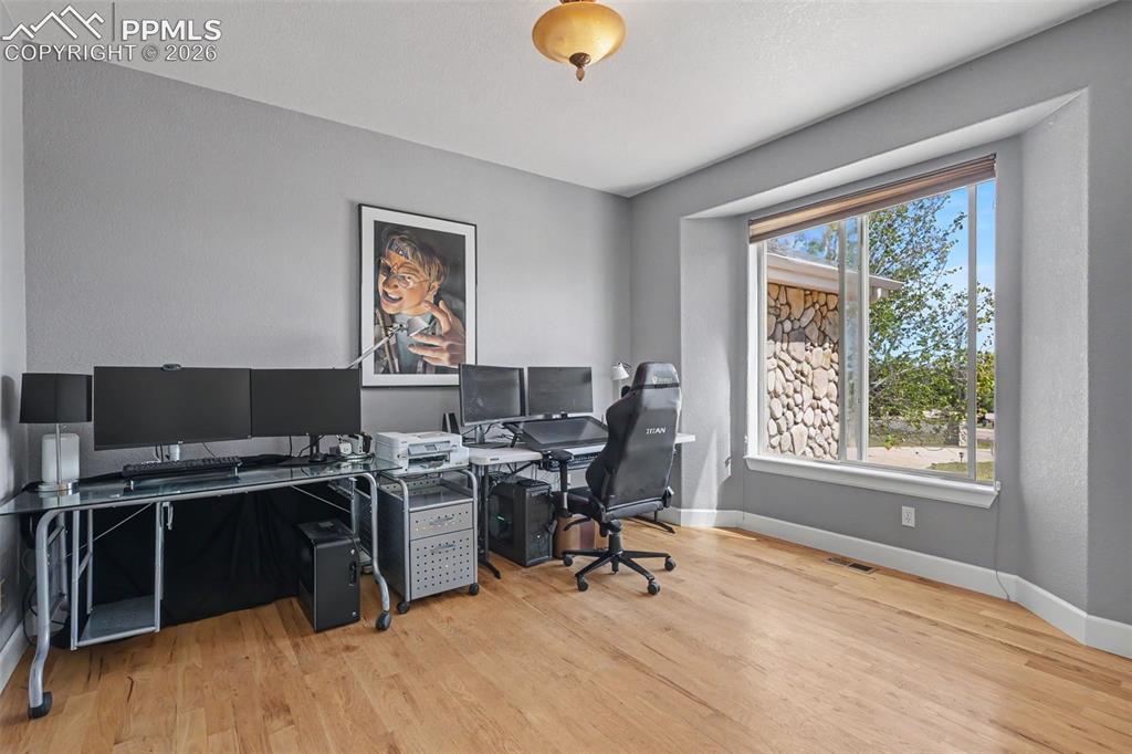 Image 14 of 45: Office