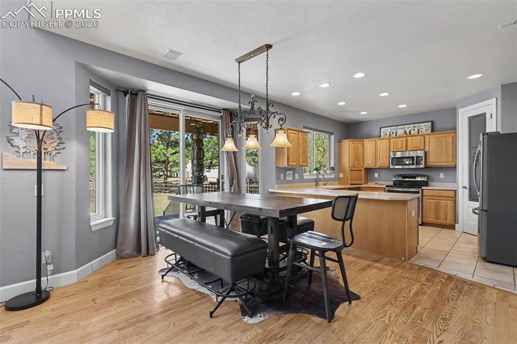 Image 9 of 45: Dining Area