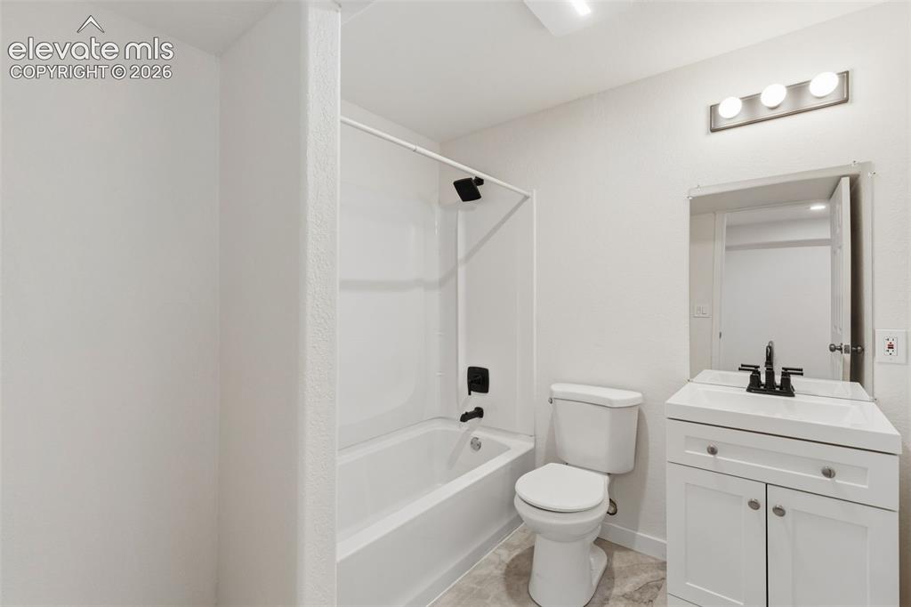 Image 35 of 39: Bathroom