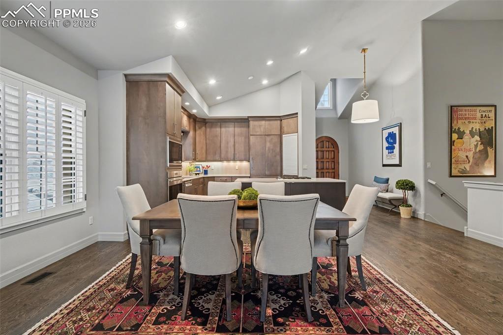 Image 14 of 49: Dining Area