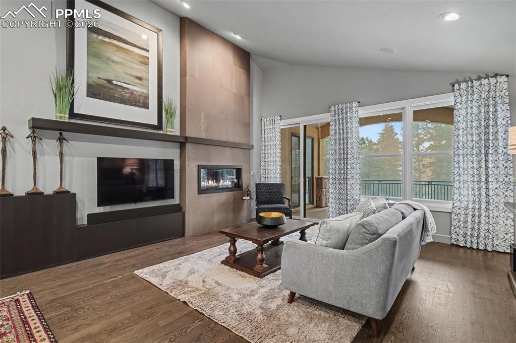 Image 18 of 49: Living Room