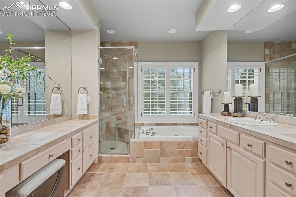 Image 24 of 49: Bathroom