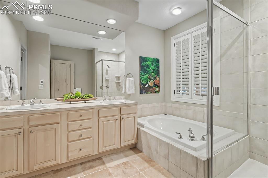 Image 38 of 49: Bathroom