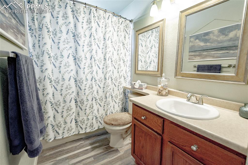 Image 13 of 33: Upper full bathroom