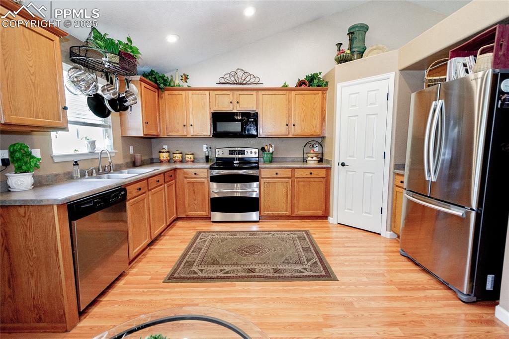 Image 7 of 33: Kitchen