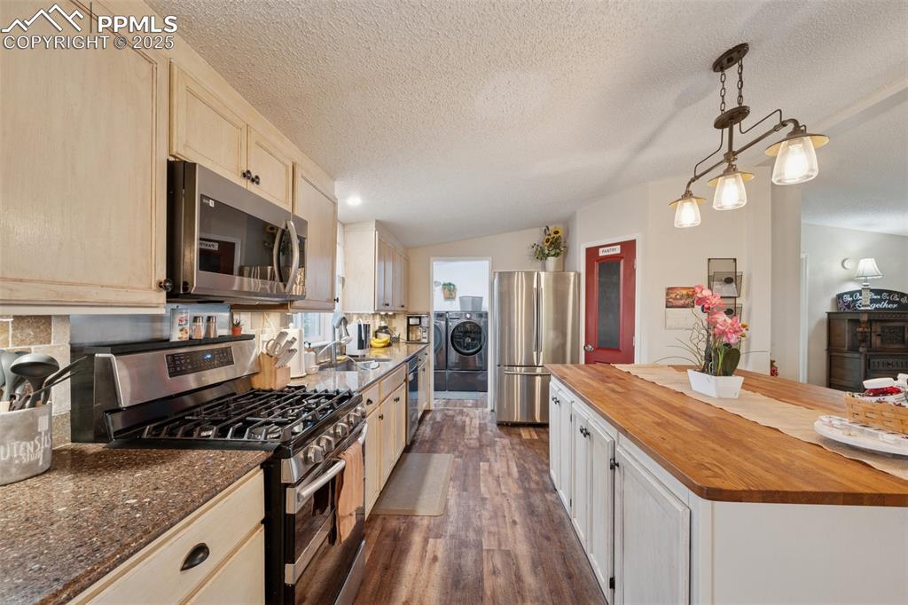 Image 21 of 33: Perfect kitchen for entertaining.