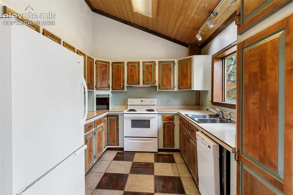 Image 13 of 48: Kitchen