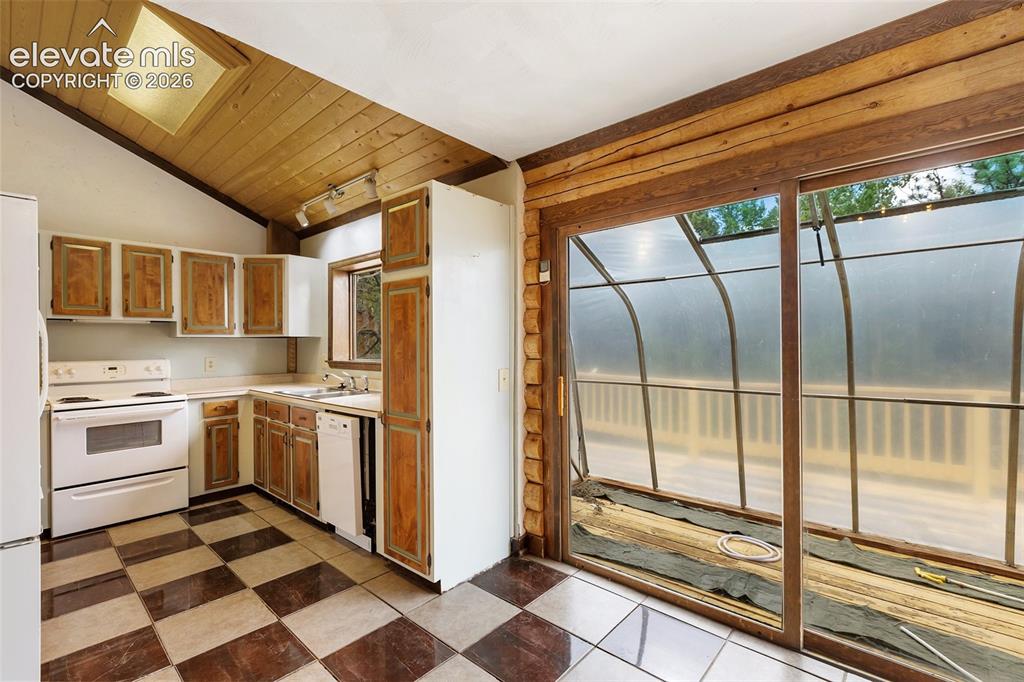 Image 15 of 48: Kitchen